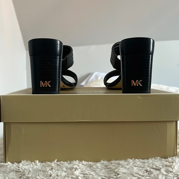 Woman’s MK shoe - Picture 3 of 6